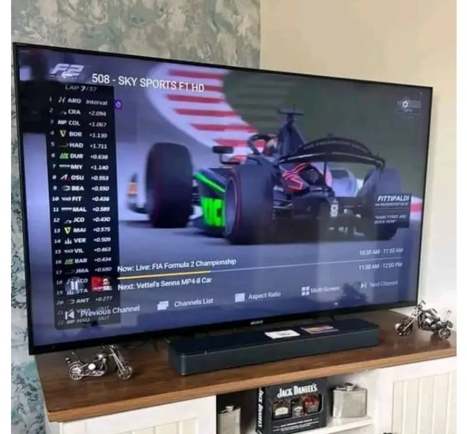 Customer supplied IPTV review screenshot from Carlos M.